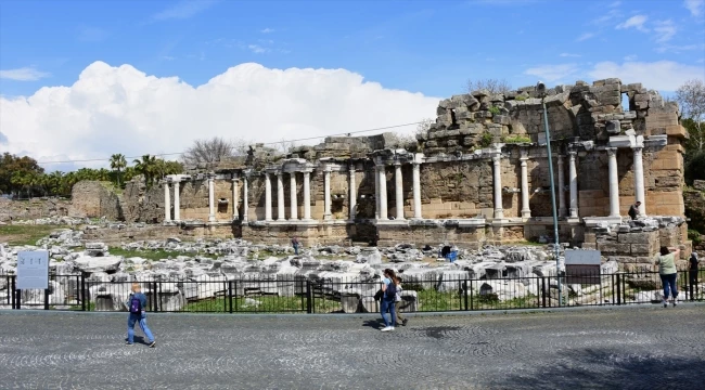 Antik ve modern yaşamın iç içe olduğu Side