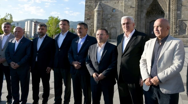 Milli Eğitim Bakanı Tekin bayram namazını Erzurum