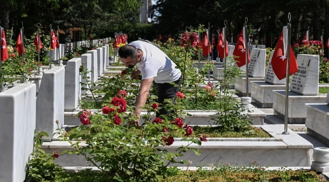 Şehit yakınları ve gaziler bayram arifesinde Cebeci Askeri Şehitliği