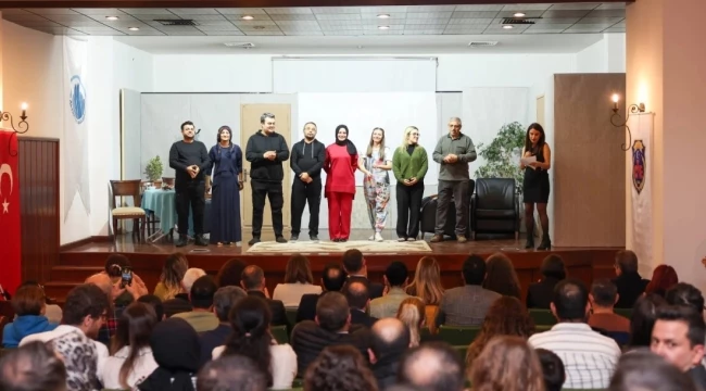 Cezaevi personelinin tiyatro performansı
